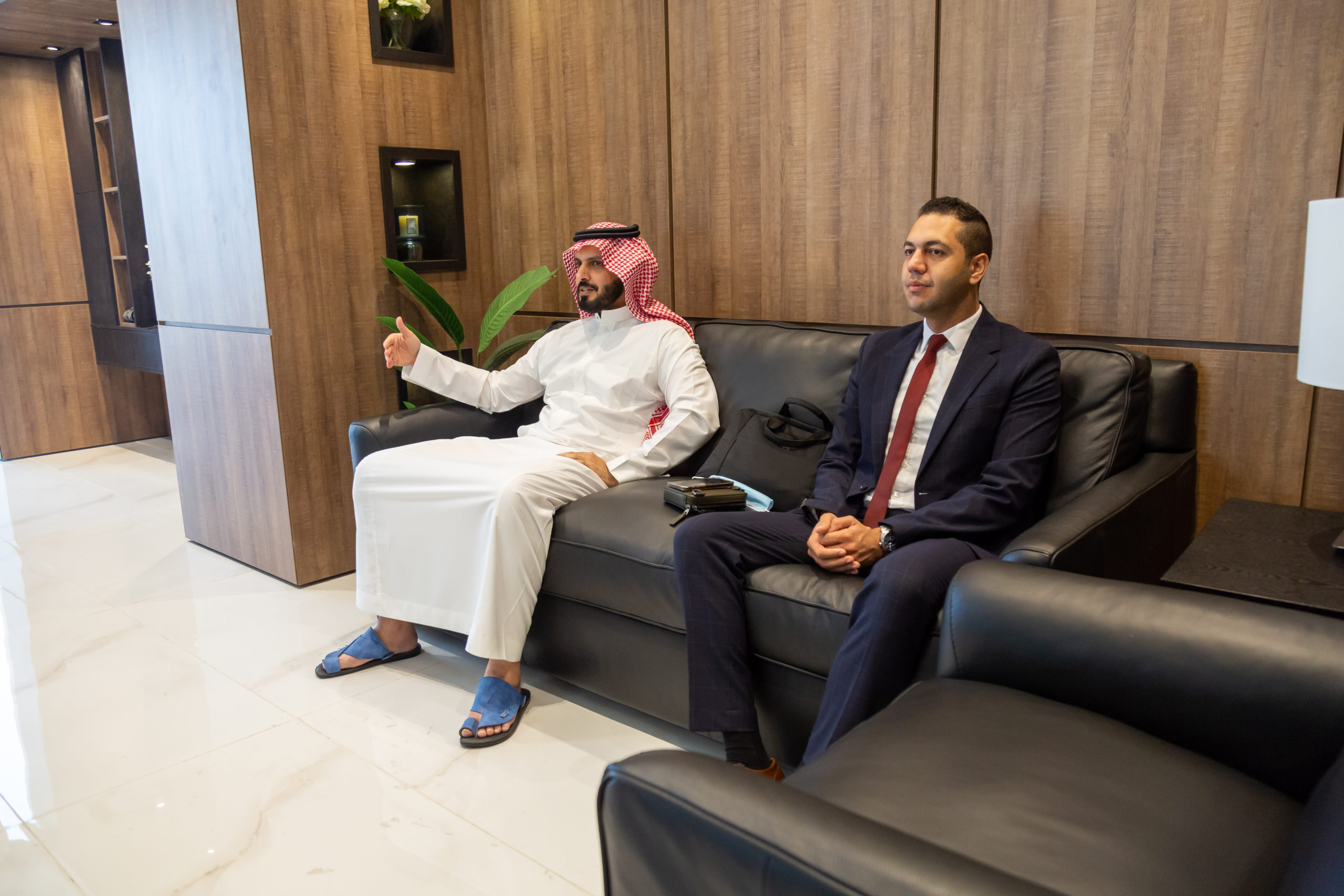 شريك مؤسس تطبيق عقار المهندس موسى الرشيدي مع رئيس تطوير أعمال تطبيق عقار