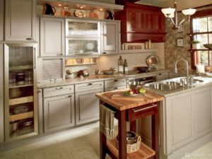 الارتفاع العالي للديكورات الجدارية وتناسق تصميمها مع تصميم الديكورات -تطبيق عقار