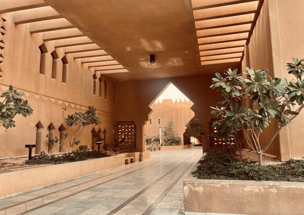 ساحة الكندي من أبرز معالم حي السفارات في الرياض - تطبيق عقار